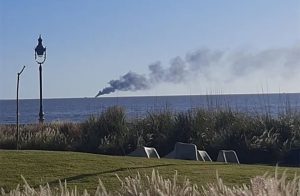 Rio de la Plata: se incendia un barco deportivo que llevaba tres personas