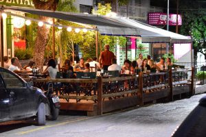 Decks gastronómicos: Comerciantes señalan que quitan lugares para estacionar