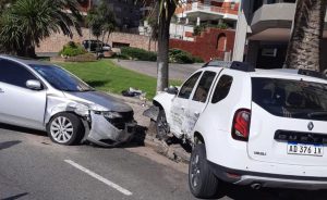 Manejaba borracho e impactó con un auto estacionado