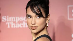 Dua Lipa fue captada por su novio mientras se hacía cargo de una parrillada y fue viral en redes sociales