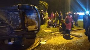 Choque y vuelco en Florisbelo Acosta: Riesgos Especiales intervino para rescatar a una mujer
