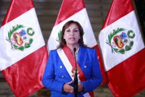 La presidenta de Perú propone adelantar las elecciones generales para abril de 2024