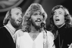 Un día como hoy: Barry Gibb, integrante de los “Bee Gees” celebra 77 años