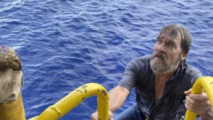 Rescataron a un marinero en alta mar