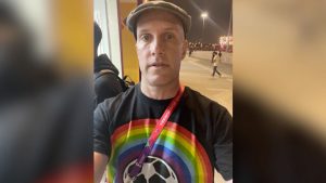 Mundial de Qatar 2022: detienen a un periodista por vestir una remera LGBT