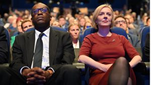 Liz Truss echó a su ministro de economía y reestructura su plan económico