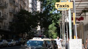 Continua la protesta de taxis y remises en la ruta 2, pero sin bloqueo