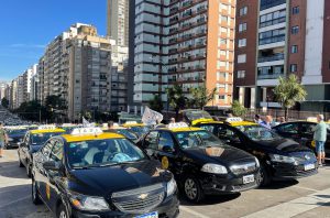 Taxis en Mar del Plata siguen con el paro y se movilizan por Playa Grande