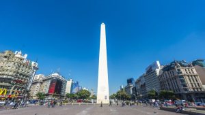 Salvaje pelea en el Obelisco: Una pareja discute a puñaladas