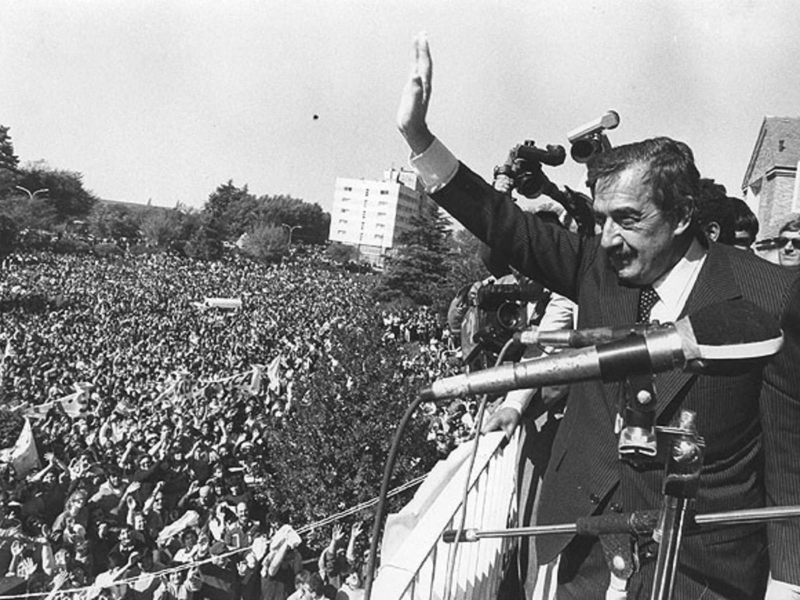 Un día como hoy: se cumplen 40 años del regreso de la democracia a la ...