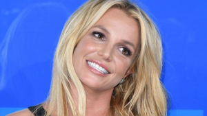 Preocupación por BRITNEY SPEARS: fotos en estado deplorable, casi desnuda y descalza a la salida de un hotel en Los Ángeles