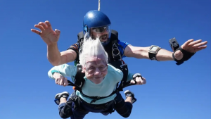 “Abuela centenaria”: Murió la mujer que rompió un récord mundial por saltar en paracaídas