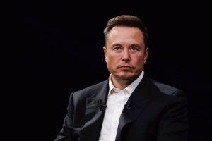 Elon Musk se enfrenta la Casa Blanca por difundir una mentira antisemita