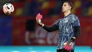 Otra hazaña del Dibu Martínez para frenar al líder de la Premier