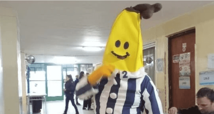 Un hombre disfrazado de una de las Bananas en Pijamas
