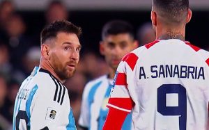 Antonio Sanabria escupió a Lionel Messi y en redes estallaron: “No sé ni quien es el chico este”