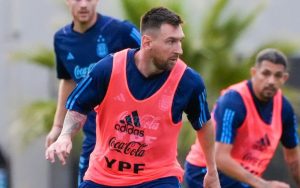 Lionel Messi entrenó sin molestias y será titular en el partido de la Selección argentina frente a Paraguay