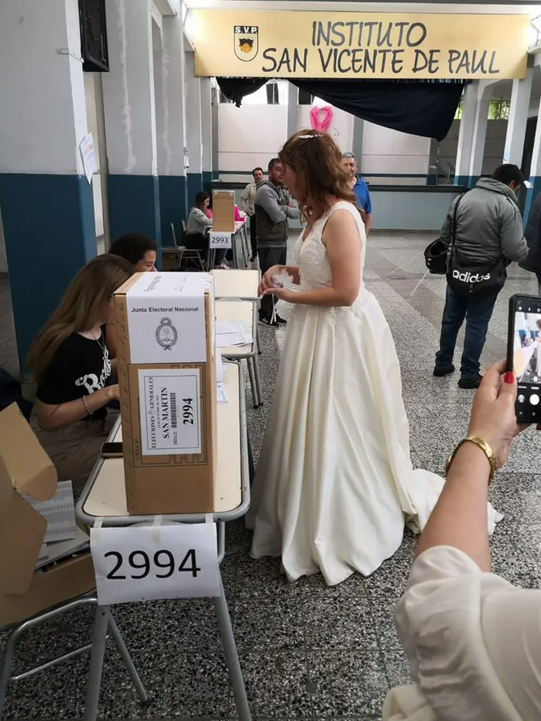 Vestida de novia en las elecciones