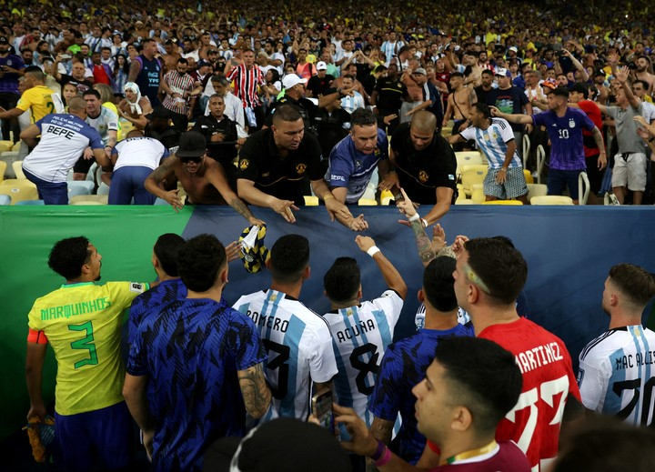 Los jugadores se acercaron a la tribuna