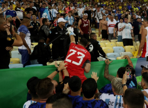 Dibu Martínez intentó sacarle el machete a un agente policía que ejercía violencia sobre los hinchas