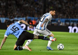 Eliminatorias Sudamericanas: la furia de Lionel Messi tras el encontronazo con los jugadores de Uruguay