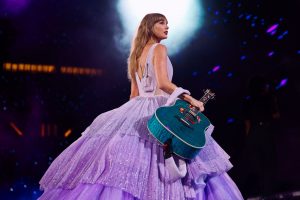 Taylor Swift festeja su cumpleaños 34 con el reestreno de su documental The Eras Tour