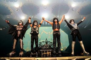 “Kiss: Después de 50 años de rock, se retira de los escenarios para transformarse en un grupo virtual”