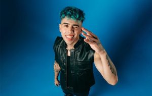 Luck Ra impacta con su álbum debut “Que Nos Falte Todo”
