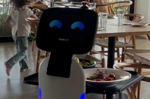 ROBOT MOZO: USD 20.000 para la primer IA en “trabajar” como mozo en Punta del Este