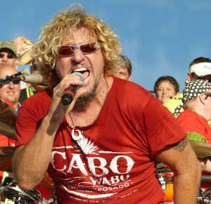 Sammy Hagar rinde un emotivo tributo a Bon Jovi en la gala de MusicCares