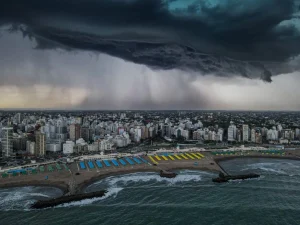 Después del calor, lluvia: emiten un alerta por tormentas fuertes en Mar del Plata