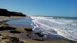 La mujer que cumplió el sueño de vivir frente al mar en su “casa de botellas”