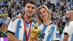 La ex de Exequiel Palacios vendió la camiseta y la medalla del Mundial