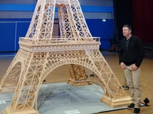 Un hombre tarda 8 años en construir una Torre Eiffel de 7 metros con fósforos y le niegan el Récord Guinness