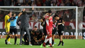 Boca-Estudiantes suspendido: Un jugador sufrió una convulsión en el partido de la Copa de la Liga