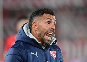 Carlos Tévez continuará como DT de Independiente