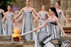 Juegos Olímpicos París 2024: se encendió la antorcha en la antigua Olimpia y comienza el relevo