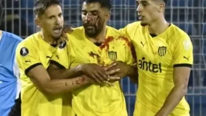 Escándalo en Rosario: grave agresión a un jugador de Peñarol en la fecha por la Copa Libertadores