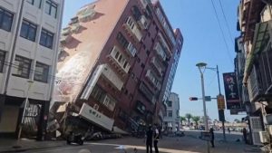 Derrumbe de edificios y pánico en las autopistas: estremecedoras imagenes virales del terremoto en Taiwán