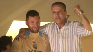 ¿Quién es Cristóbal Soria? El hombre que salió al balcón con Messi en el día de su cumpleaños 37