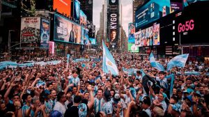 ARGENTINOS coparon el TIMES SQUARE: homenajearon a Messi por su cumpleaños