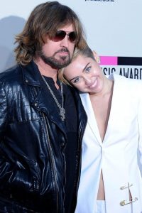 Billy Ray Cyrus, papá de Miley, pidió anular su matrimonio con la cantante Firerose