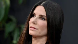 Sandra Bullock a los 60: su infancia, sus amores, la adopción de sus hijos y el acoso