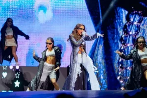 Emilia Mernes cerró su cuarto estadio Vélez lleno a puro color y música