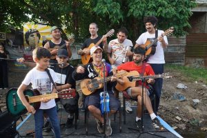 Manu Chao emocionó a Villa Fiorito con un tributo a Maradona en su propia casa