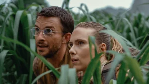 “Jurassic World Rebirth”: Scarlett Johansson y Jonathan Bailey protagonizan el regreso de la saga
