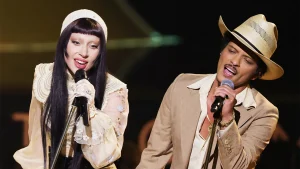 Lady Gaga y Bruno Mars emocionaron en los Grammy 2025 con un sentido homenaje
