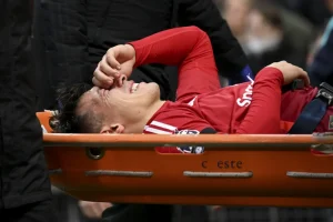 Alarma por Lisandro Martínez: Salió lesionado del partido del Manchester United y preocupa a la Selección Argentina