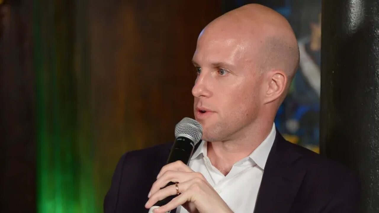 Mundial de Qatar 2022: detienen a un periodista por vestir una remera LGBT 1 01gjfg9etjfcb92yscha.jpg