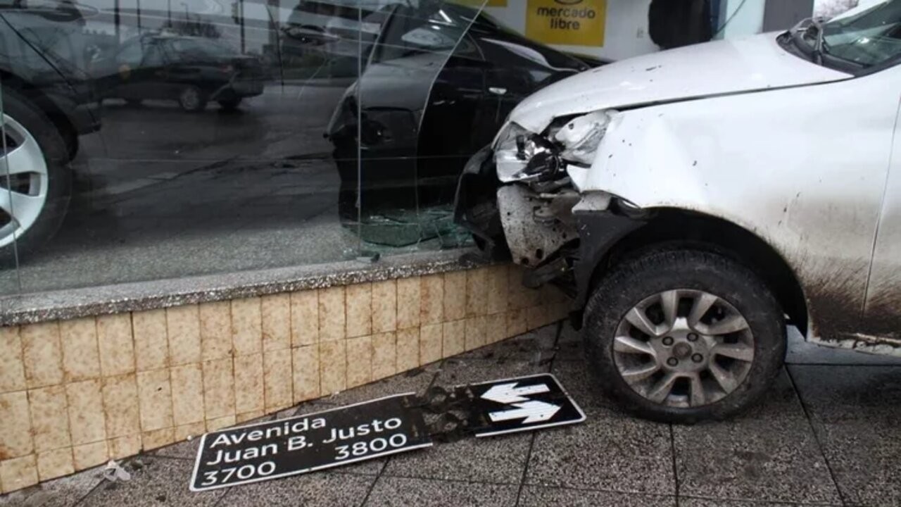 Mar del Plata: chocaron dos camiones con derrame químico 1 1595439451930.jpg